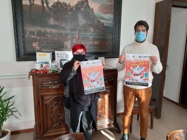 Il sindaco Vittorio Ferrero con Maria Savoia, della Compagnia delle Botteghe Il sindaco Vittorio Ferrero con Maria Savoia, della Compagnia delle Botteghe