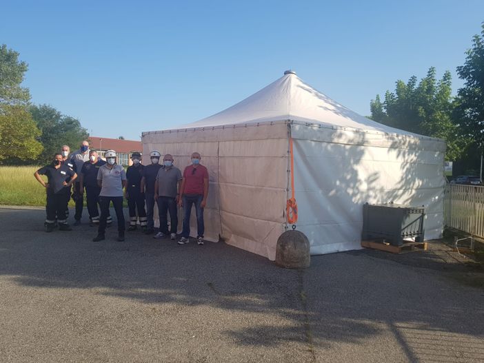 Le tende allestite all'esterno degli ospedali