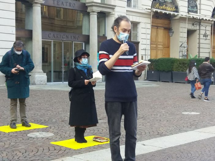 &quot;I poeti non sono superflui&quot;: in piazza Carignano versi liberi prima del lockdown [VIDEO]