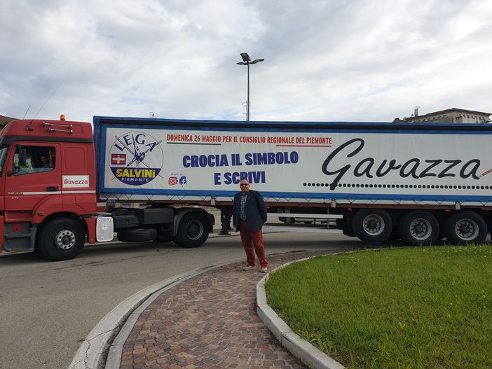 Gianluca Gavazza con il suo camion elettorale a Castelrosso
