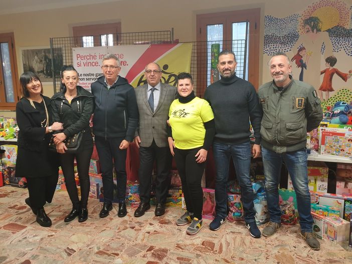 Il sindaco Claudio Castello ed il consigliere regionale Gianluca Gavazza con i promotori della raccolta