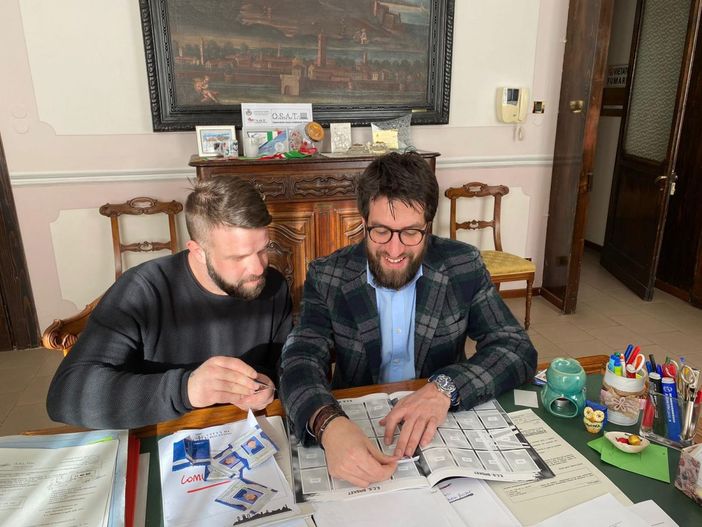 Gli amministratori comunali con l'album delle figurine Gli amministratori comunali con l'album delle figurine