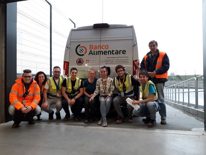 Una delegazione di lavoratori che ha consegnato la prima donazione di prodotti Una delegazione di lavoratori che ha consegnato la prima donazione di prodotti