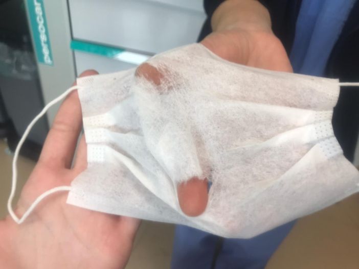 Le mascherine strappate utilizzate dagli infermieri