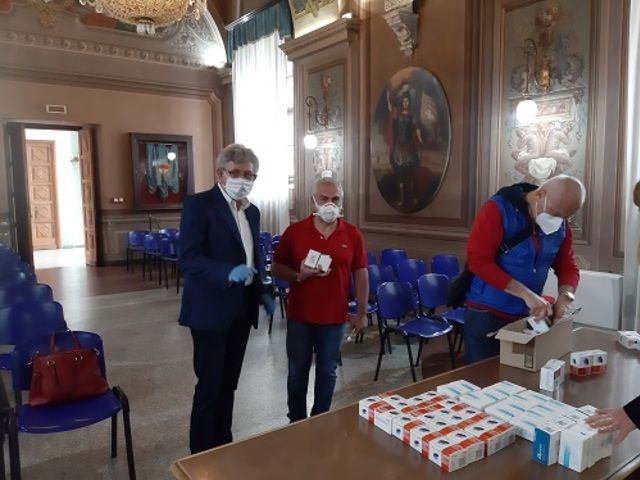 Un momento della consegna dei saturimetri con il sindaco Claudio Castello