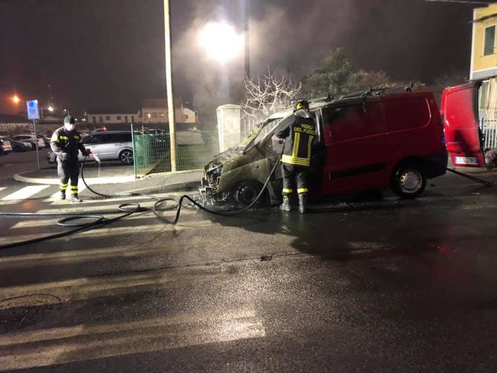 A fuoco un furgone in via Ivrea a Chivasso A fuoco un furgone in via Ivrea a Chivasso