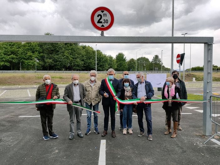 Inaugurato un nuovo parcheggio in via Orti a Chivasso: 129 posti auto per chi va al mercato