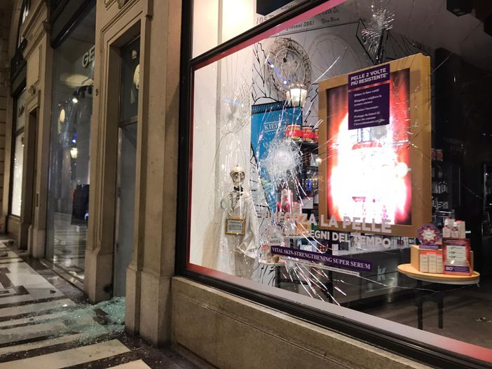 Scontri in centro, i manifestanti sfasciano le vetrine e saccheggiano i negozi [FOTO e VIDEO]