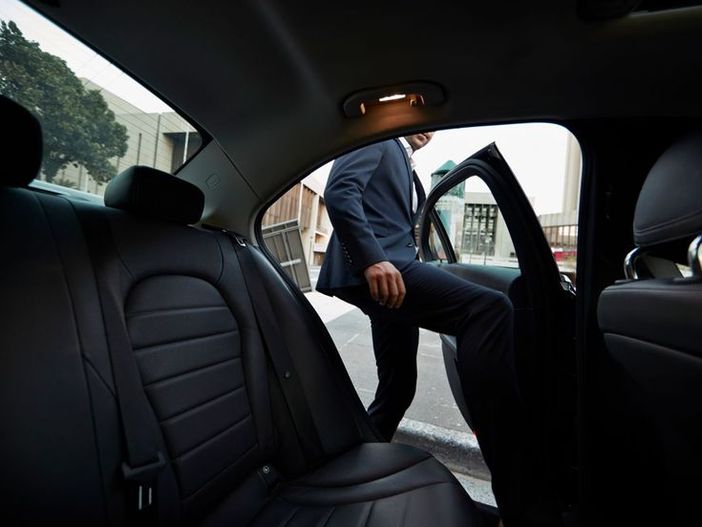 Ecco una guida su come prenotare un NCC a Milano