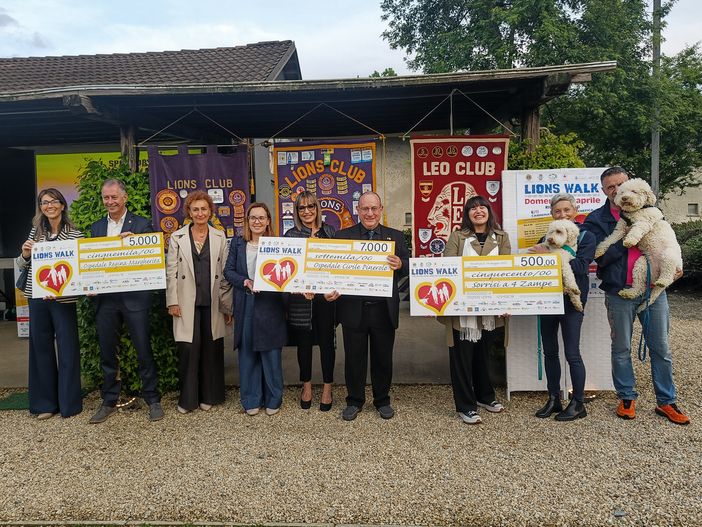 La consegna degli assegni La consegna degli assegni