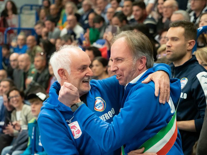 Claudio Prina, da sinistra, abbraccia il sindaco di Villafranca Piemonte per festeggiare la prima salvezza, nel 2023 (foto di Christian Bosio)