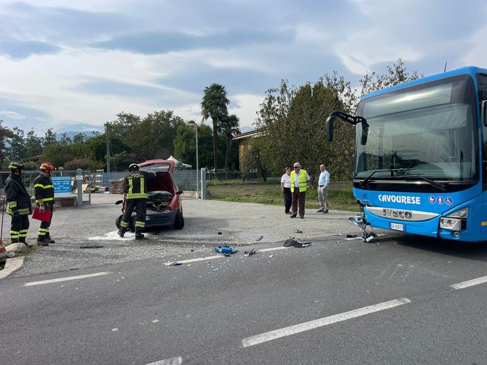 Grave incidente tra una Fiat Cinquecento e un pullman