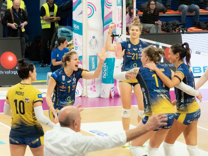 Le monvisine esultano (foto di Christian Bosio)