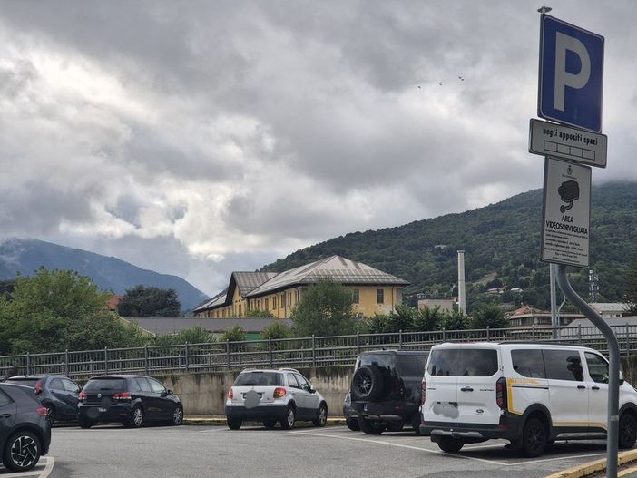 Il parcheggio della sala gessi, con il cartello che annuncia telecamere non presenti Il parcheggio della sala gessi, con il cartello che annuncia telecamere non presenti