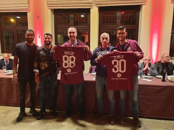 La cena granata del 5 novembre con DjiDji e Rincon (a sinistra)