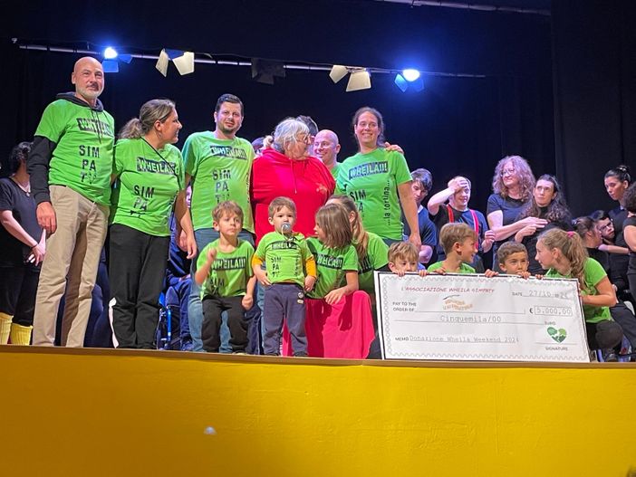 La consegna dell’assegno a Le Ali Spiegate La consegna dell’assegno a Le Ali Spiegate