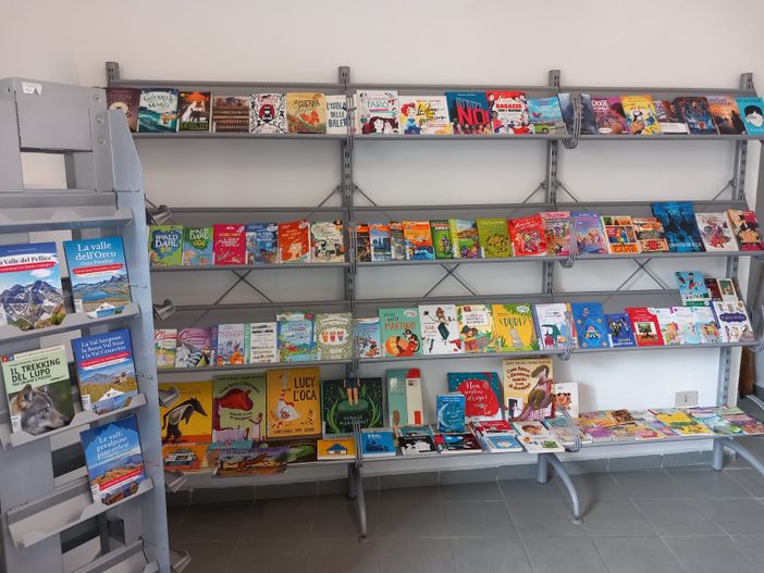 La biblioteca temporanea all’interno dell’ufficio turistico