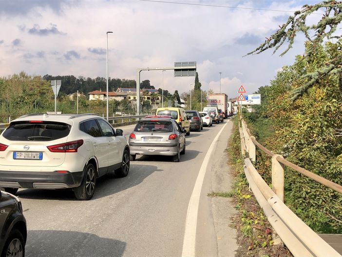 La coda sul luogo dell’incidente (foto di Christian Bosio) La coda sul luogo dell’incidente (foto di Christian Bosio)