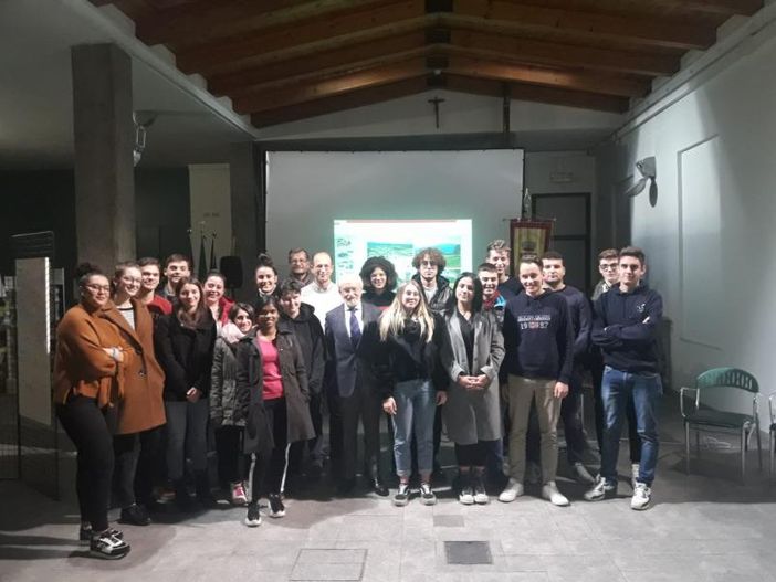 I diciottenni cavouresi con al centro Fassone I diciottenni cavouresi con al centro Fassone