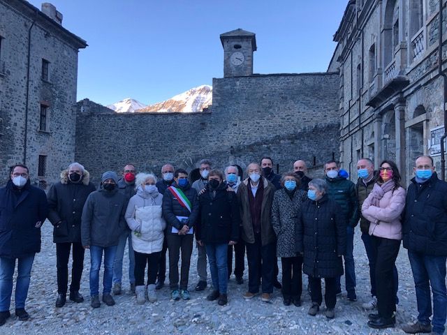 I firmatari all’esterno del Forte