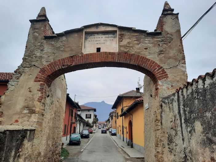 Un mezzo pesante danneggia l’arco: chiusa al transito la Porta di Pinerolo a Frossasco Un mezzo pesante danneggia l’arco: chiusa al transito la Porta di Pinerolo a Frossasco