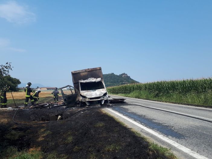 Furgone va in fiamme sulla Provinciale tra Cavour e Barge