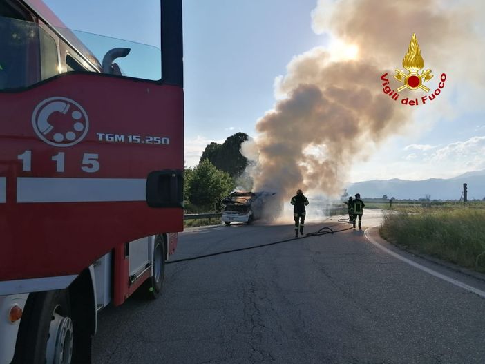 Un camper prende fuoco sulla statale 23 ad Airasca [FOTO]