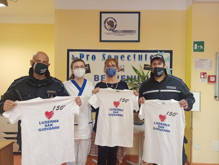 La consegna delle magliette per l’Ucraina La consegna delle magliette per l’Ucraina