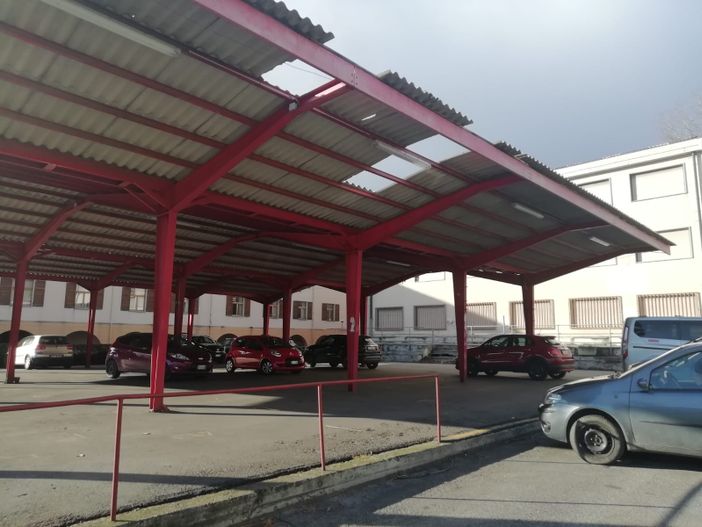 Il vento spazza via alcune lastre del mercato di Luserna San Giovanni: «Le sostituiremo il prossimo anno»