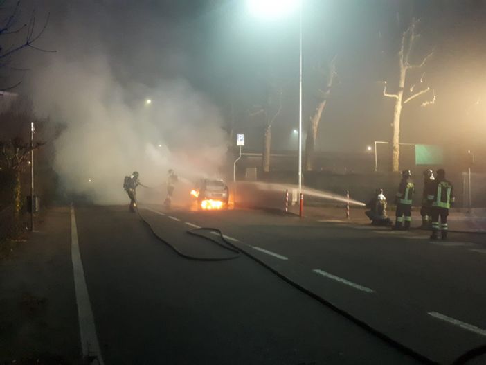 Tre auto sono state date alle fiamme nella notte a None Tre auto sono state date alle fiamme nella notte a None