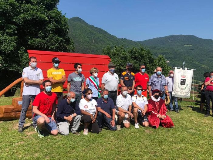 L’inaugurazione della panchina gigante perosina L’inaugurazione della panchina gigante perosina