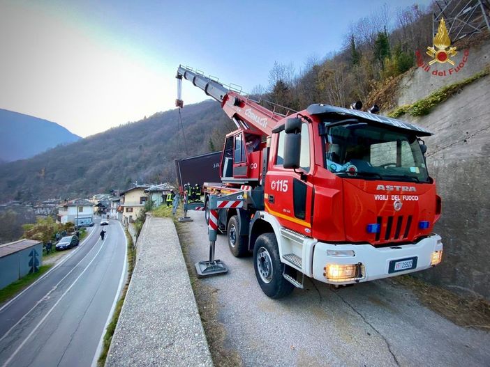 Si incastra con il tir sulla strada per Villasecca a Perrero [FOTO]