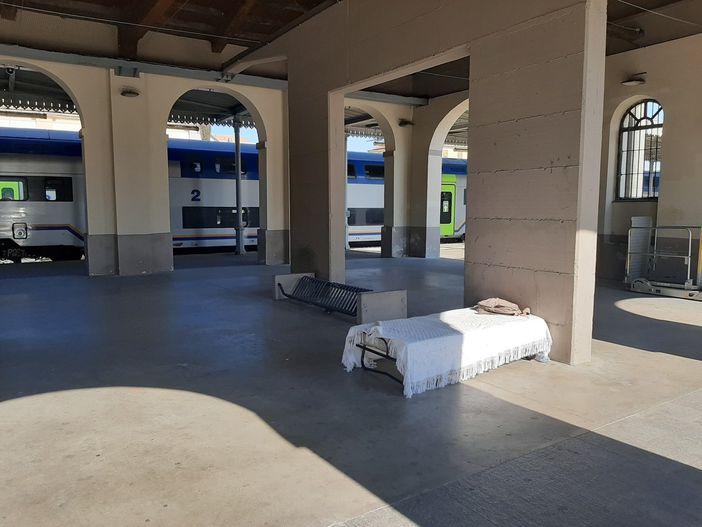 Il letto in stazione a Pinerolo Il letto in stazione a Pinerolo