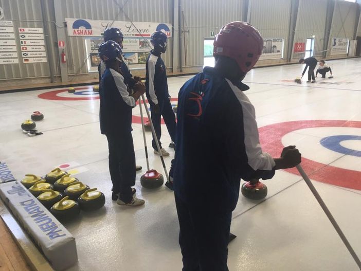 Uno dei progetti attivati in questi anni: dei migranti si sono cimentati con il curling Uno dei progetti attivati in questi anni: dei migranti si sono cimentati con il curling