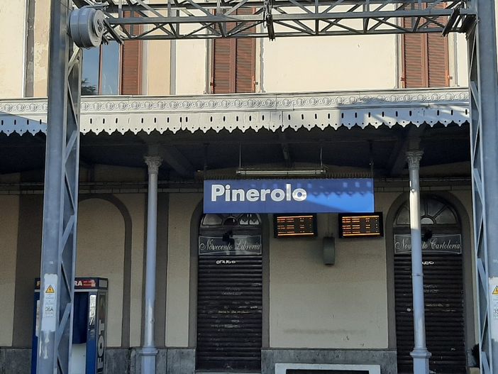 Mattinata di controlli alla stazione centrale di Pinerolo Mattinata di controlli alla stazione centrale di Pinerolo