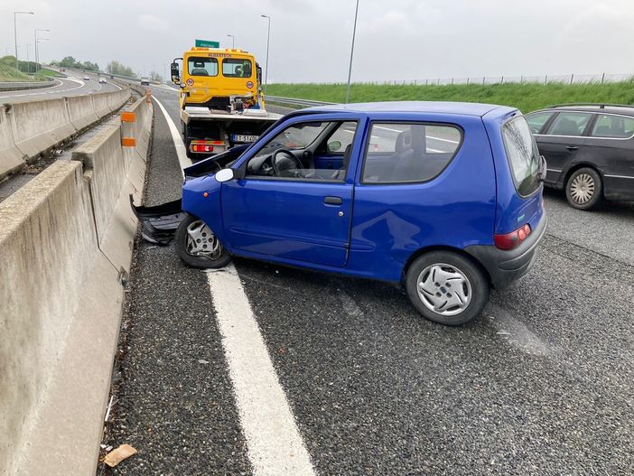 Auto si schianta contro il new jersey della Torino-Pinerolo