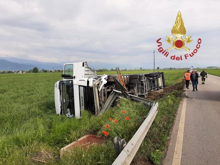 Il camion uscito di strada sulla Saluzzo-Pinerolo