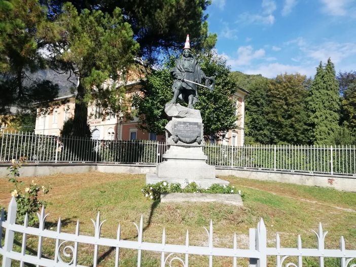 Un cono spartitraffico per cappello a Henri Arnaud, 'Pastore e duce dei valdesi'