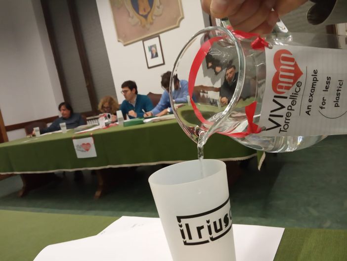 L’Amministrazione di Torre Pellice è più ecologica: via la plastica in Consiglio e una bici donata ai dipendenti L’Amministrazione di Torre Pellice è più ecologica: via la plastica in Consiglio e una bici donata ai dipendenti