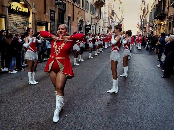 Martina Bertero alla guida delle majorettes di Vigone