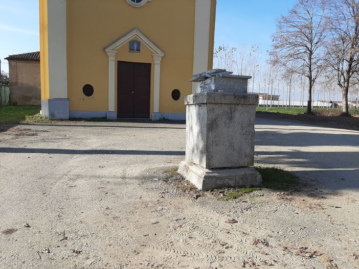La croce abbattuta a Quintanello