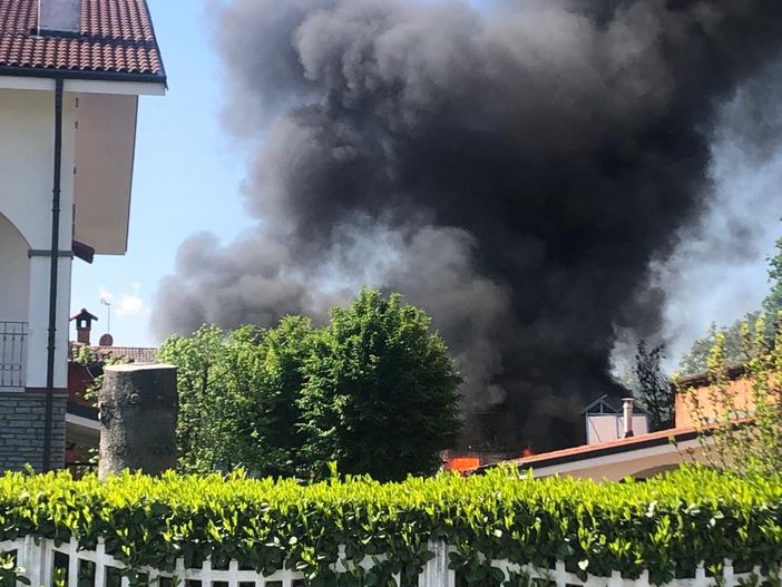 Vigone: una tettoia va in fiamme in una zona residenziale