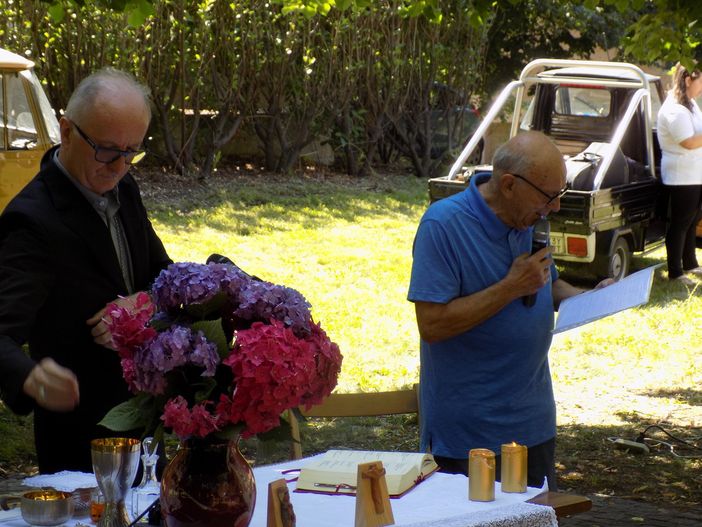 Remo Laggiard (a destra) al trentennale dell’Avass di Villar Perosa nel 2019 con il vescovo Derio Olivero