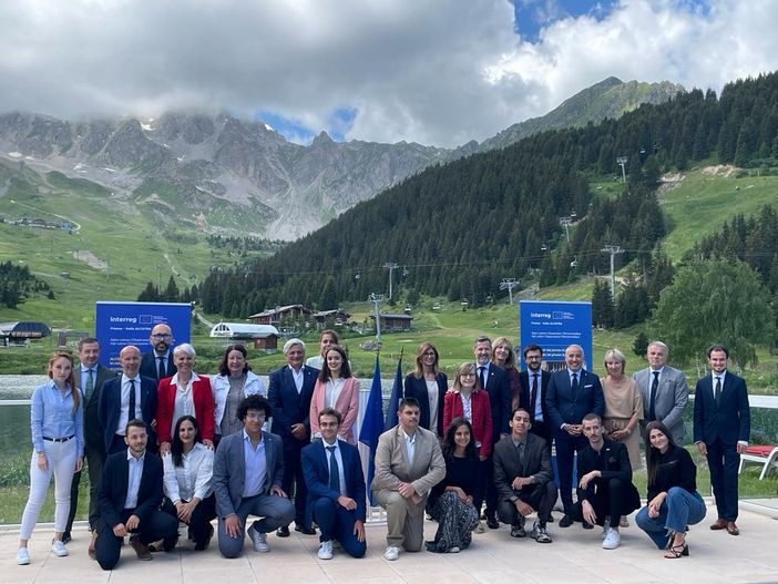 Persone riunite in montagna