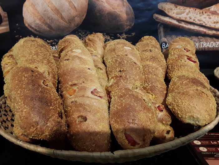 La bontà del pane e dei grissini al peperone