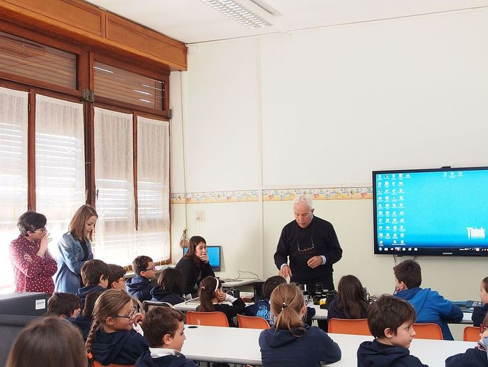Chieri, alla scuola Sant'Anna di piazza Mazzini si studia fotografia in bianco e nero