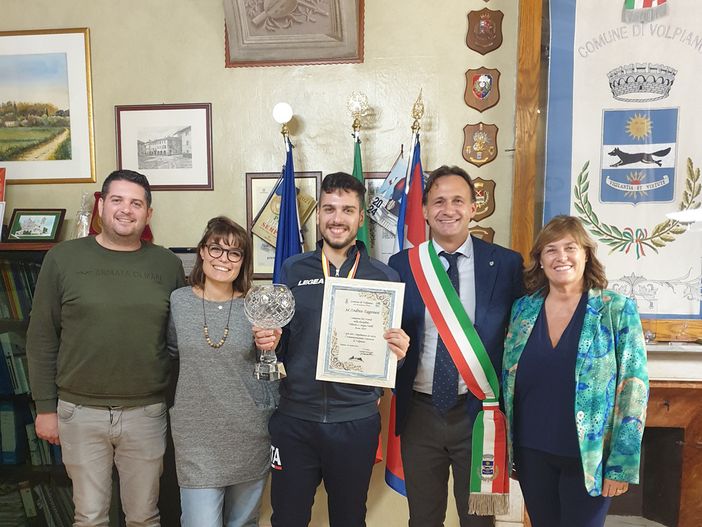 Andrea Ragonesi, campione del mondo di biliardo, festeggiato in Comune a Volpiano