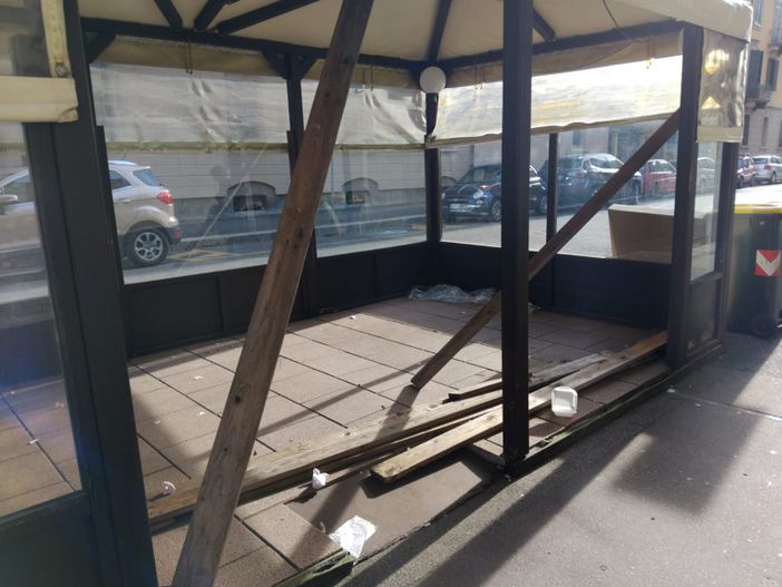 Dehors trasformati in dormitori, marciapiedi latrine e camper ovunque Dehors trasformati in dormitori, marciapiedi latrine e camper ovunque