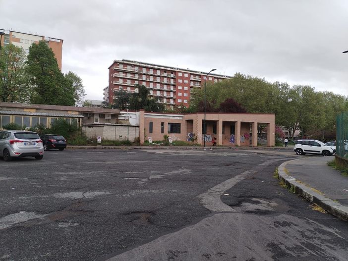 Sgombero per i camper abusivi davanti alla parrocchia del Redentore Sgombero per i camper abusivi davanti alla parrocchia del Redentore