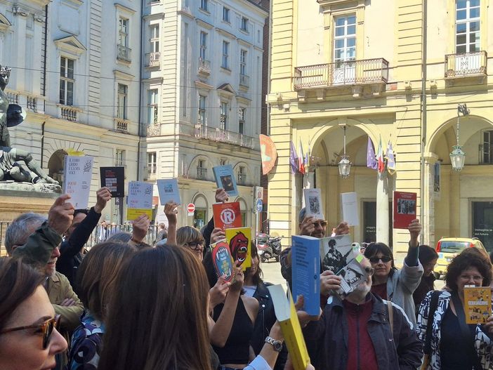 Flash mob dei librai davanti al Comune di Torino